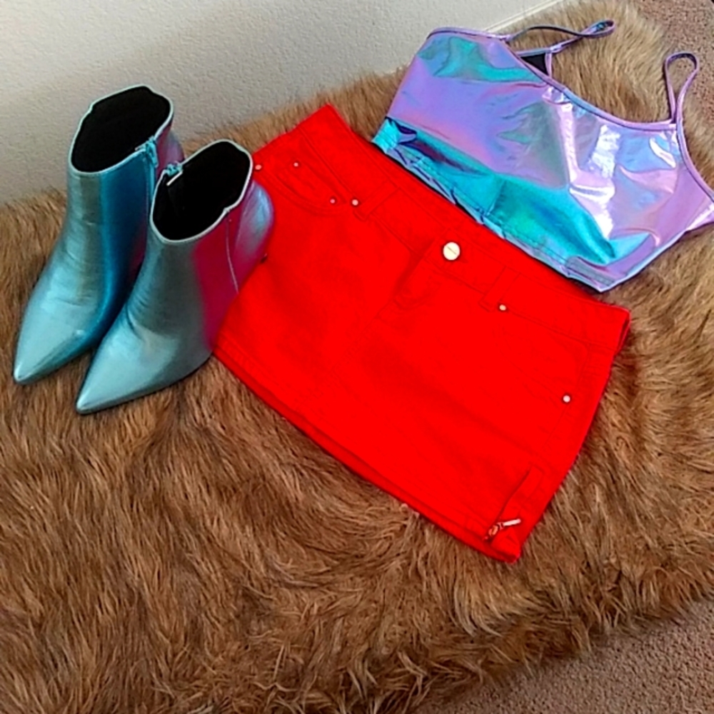 "GUESS" Red Mini Jean Skirt. 90's/Y2K design. Size 28. Gorgeous gem
